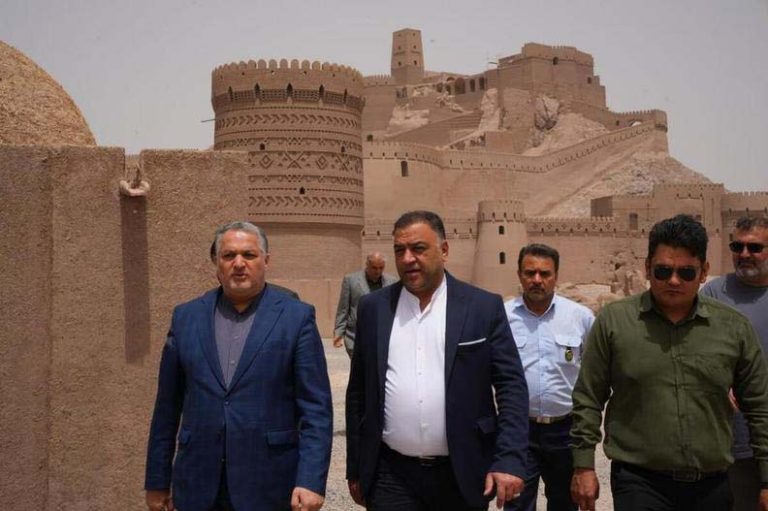 بازدید کنشگران فرهنگی از ارگ بم در روز جهانی بنا‌های تاریخی